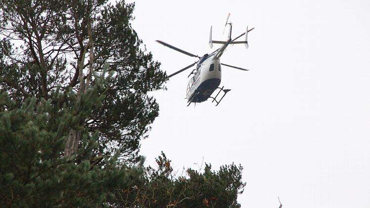 Mit einen Hubschrauber werden die umliegenden Waldgebiete abgesucht. Foto: Benedikt Borst