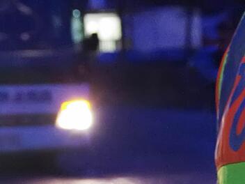 Der nächste Schulbus rollt heran. Die Polizei wird auch dieses Fahrzeug kontrollieren. Fotos: Marco Meißner