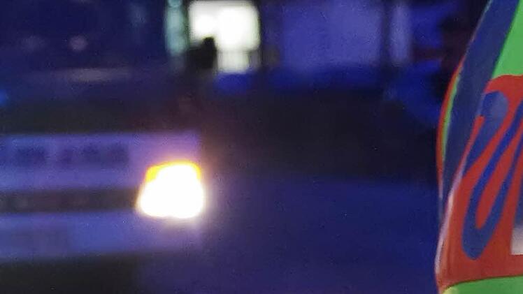 Der nächste Schulbus rollt heran. Die Polizei wird auch dieses Fahrzeug kontrollieren. Fotos: Marco Meißner