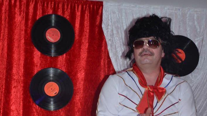 Der Mann für alle Fälle beim FC Dolonia, Joachim Richter. Als gelernter Schreiner baut er das Bühnenbild, kreiert und fertigt den Orden und steht als Star in der Bütt oder als Double auf der Bühne.Foto: K.- H. Hofmann