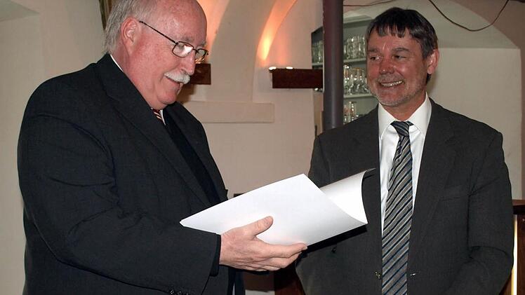 Regierungspräsident Wilhelm Wenning (links) übergibt den Zuwendungsbescheid über 1,1 Millionen Euro an Bürgermeister Gerhard Wunder. Foto: Susanne Deuerling