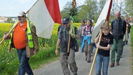 Helmut Fischer, der hier das Kreuz trägt, gehört zu den Organisatoren der Wallfahrt. Foto: Manfred Welker