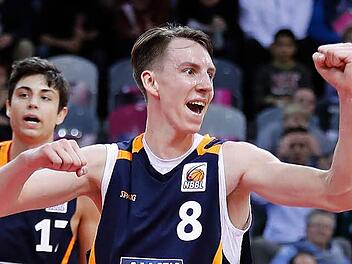 Arnoldas Kulboka ballt nach einem seiner sechs Dreier die Siegerfaust. Fotos: Daniel Löb