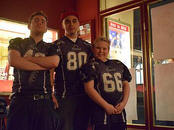 Richard Volkmann (1. Mannschaft), Marcel Ebert (U 19) und Marcel Elger (U 15, von links) fiebern im mannschaftseigenen Trikot der Phantoms mit. Fotos: Lisa Konstantinidis