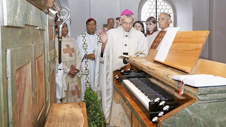 Erzbischof Ludwig Schick segnet die runderneuerte Orgel. Foto: Johannes Michel
