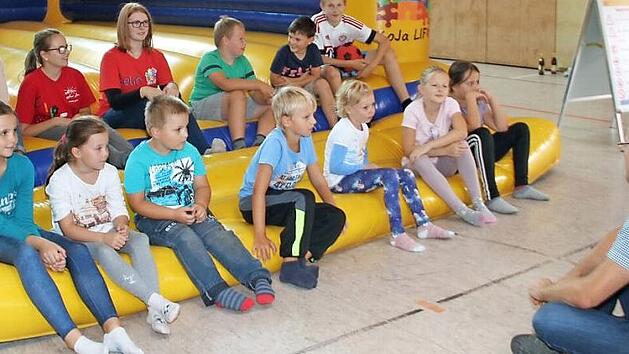 Anton Schatz (rechts), der Kinder- und Jugendbeauftragte der Marktgemeinde, begr&uuml;&szlig;t die Teilnehmer der Abschlussfeier des Ferienprogramms.
