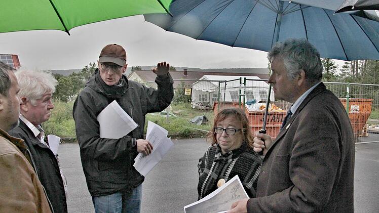 Was passiert im Untergrund? Martin Lang (Dritter von links), erklärte das zusammen mit Bürgermeister Jürgen Hennemann (rechts) in der ehemaligen Kaserne. Unter dem weißen Zelt im Hintergrund befindet sich das Rückhaltebecken, welches kostenaufwendig saniert wird. Mit auf dem Foto (von links) Stadträte Philipp Arnold und Manfred Fausten und (Zweiter von rechts) Brunhilde Giegold. Foto: Helmut Will