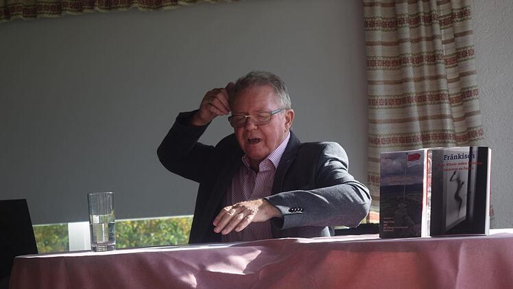 Wenn ein Beichtstuhl erzählen könnte: Heinz Fuchs liest seine Kurzgeschichte um die achtjährige Emmilie. Foto: Daniela Pondelicek