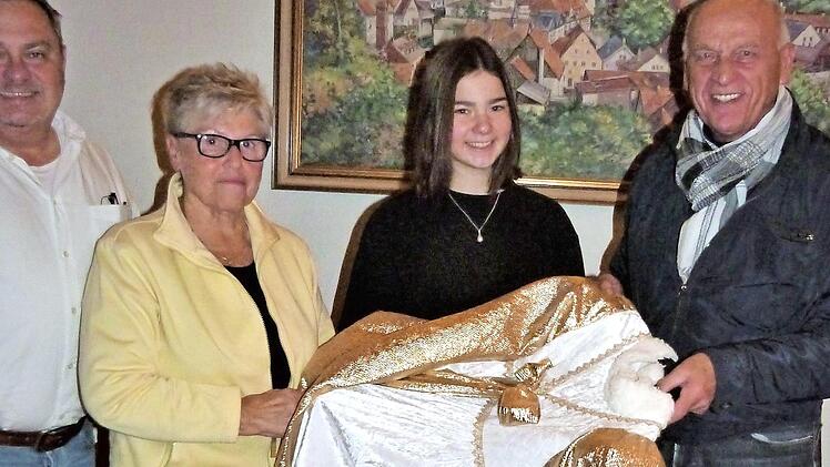 Chiara Dresel wird sich beim Adventsmarkt am kommenden Sonntag als neues Wirsberger Christkind präsentieren. Unser Bild zeigt von links Raimund Schramm, Magda Lauterbach, Christkind Chiara und Bürgermeister Hermann Anselstetter. Foto: Werner Reißaus