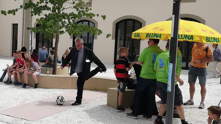 Albert Köder, Leiter des Vermessungsamtes, demonstrierte die Geschwindigkeitsmessung des Fußballs.Sigismund von Dobschütz