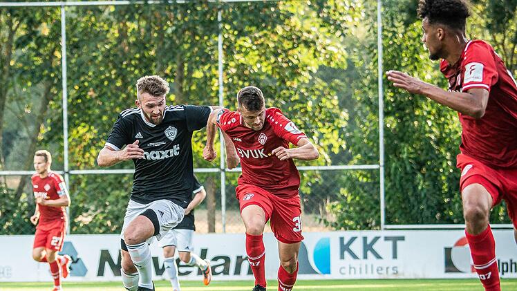 Sein erstes Spiel für die Würzburger Kickers bestritt der von Erzgebirge Aue ausgeliehen Robert Herrmann (rechts), hier gegen Matthias Pistor. Foto: Alexander Muck