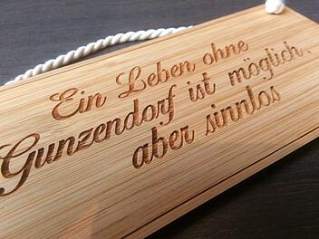 Ein Geschenk ihrer Fans: Ganz in diesem Sinn hofft  Irmi Knaus doch noch auf ein Happy Ende für die Gunzendorfer Kult-Veranstaltungsstätte, als deren Seele sie noch heute gilt. Foto: Anette Schreiber