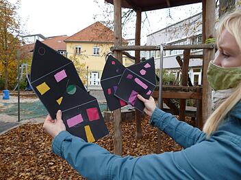 Drei Tage lang sollen die Häuser der "Martins-Kinder" leuchten, wünscht Maria Lankil von der Kita St. Martin in der Kleberstraße.  Foto: Marion Krüger-Hundrup