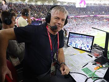 Tom Bartels ist auch bei der Fu&szlig;ball-Weltmeisterschaft 2026 als Kommentator im Einsatz.