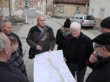 Der Übergang von Rückert- zur Karl-Hoch-Anlage soll durch eine Pflasterung besonders hervorgehoben und die Eingangssituation des einstigen Neubrückentores nachempfunden werden. Die Details legten die Mitglieder des Bauausschusses zusammen mit Winfried Lamberty (Mitte) am Plan fest. Fotos. Ralf Kestel