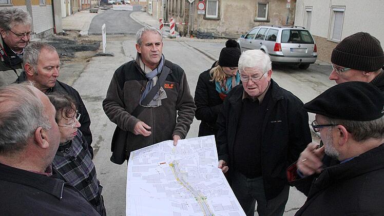 Der Übergang von Rückert- zur Karl-Hoch-Anlage soll durch eine Pflasterung besonders hervorgehoben und die Eingangssituation des einstigen Neubrückentores nachempfunden werden. Die Details legten die Mitglieder des Bauausschusses zusammen mit Winfried Lamberty (Mitte) am Plan fest. Fotos. Ralf Kestel