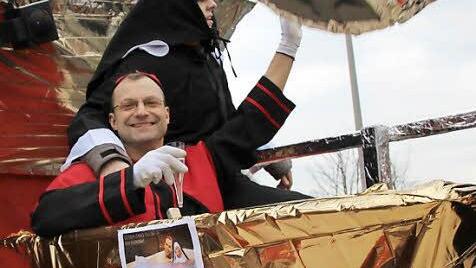 Auf dem Rosenmontagszug in Waldfenster geht der Limburger Skandalbischof Tebartz van Elst sprichwörtlich baden.