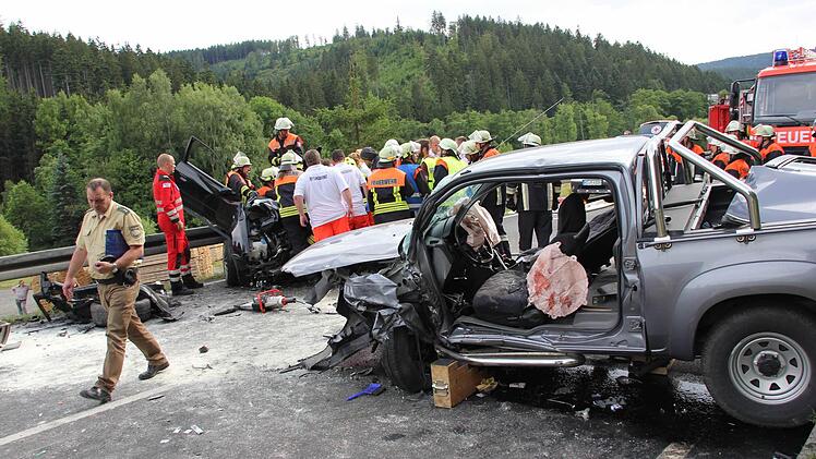 Die Retter bemühten sich fieberhaft, den Audi-Fahrer aus dem Wrack zu befreien.