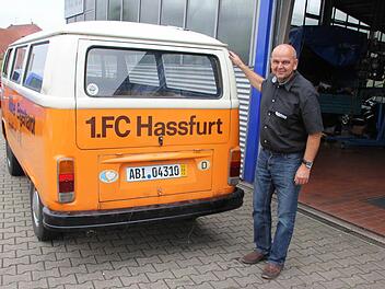 In Harald Wohlmachers Werkstatt in Junkersdorf bekommt der VW Bus einige "Streicheleinheiten". Foto: Ralf Kestel