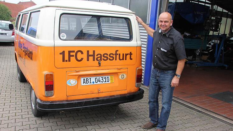 In Harald Wohlmachers Werkstatt in Junkersdorf bekommt der VW Bus einige "Streicheleinheiten". Foto: Ralf Kestel