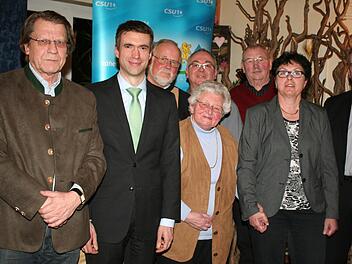 Treue Parteimitglieder zeichneten Vorsitzender Alexander Schulz (r.) und Kreisvorsitzender Stefan Müller (2. v. l.) mit Urkunden aus.  Foto: Evi Seeger