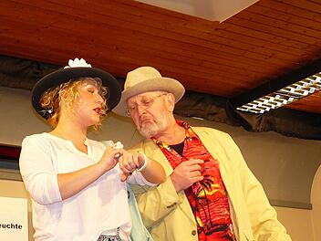 Das Räuberpärchen Kati (Sandra Walter) und Rudolf (Albert Müller) beim Uhrenvergleich. Foto: Klaus-Peter Wulf