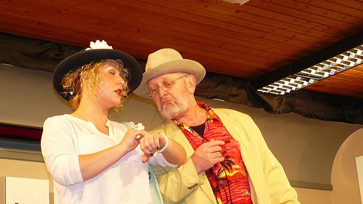 Das Räuberpärchen Kati (Sandra Walter) und Rudolf (Albert Müller) beim Uhrenvergleich. Foto: Klaus-Peter Wulf