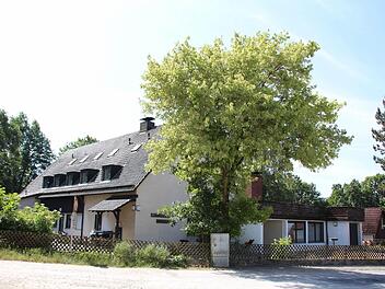 Das ehemalige Kinderheim St.Michael in Kirchehrenbach: Zehn unbegleitete männliche Flüchtlinge im Alter zwischen 15 und 18 sollen hier wohnen. Sie werden täglich erwartet. Foto: Ekkehard Roepert