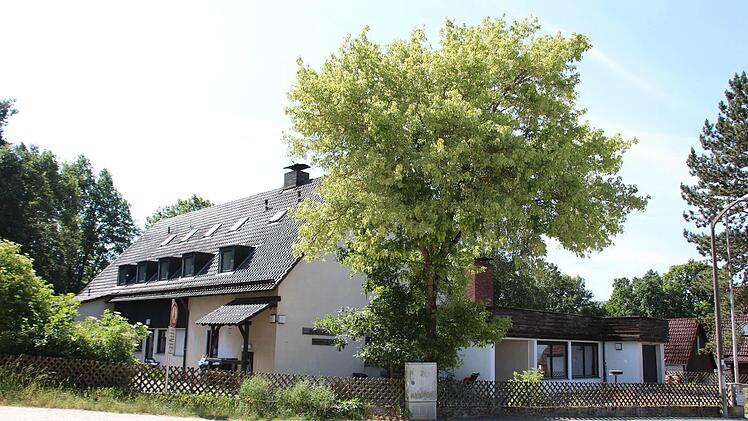 Das ehemalige Kinderheim St.Michael in Kirchehrenbach: Zehn unbegleitete männliche Flüchtlinge im Alter zwischen 15 und 18 sollen hier wohnen. Sie werden täglich erwartet. Foto: Ekkehard Roepert