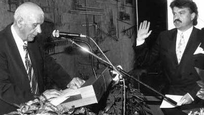 Die Vereidigung von Klaus Peter Söllner nahm 1996 im Kulmbacher Landratsamt SPD-Kreisrat Emil Kastner vor. _Foto: Archiv