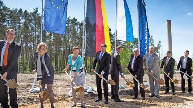 Christoph Brabec, Sybille Reichert, Kanzlerin der FAU, Elisabeth Preuß, Bürgermeisterin der Stadt Erlangen, Joachim Hornegger, Stefan Müller, Ludwig Spaenle, Joachim Herrmann, Dieter Maußner, Leiter des staatlichen Bauamtes-Erlangen Nürnberg sowie Architekt Peter Doranth (v. l.) beim Spatenstich Foto: FAU/Malter