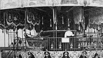 Das zweistöckige Karussell der Familie Müller war eine Attraktion. Foto: privat