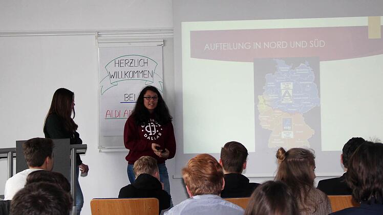 Die Schüler präsentieren ihre Erfahrungen. Foto: Johanna Blum