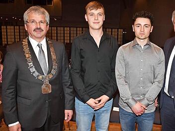 Kreishandwerksmeister Manfred Amon (l.) und Vizepräsident der Handwerkskammer für Oberfranken Matthias Graßmann (r.) gratulierten den Prüfungsbesten Andreas Herderich (Zweiter v. r.) und Leon Martin. Foto: Ronald Rinklef