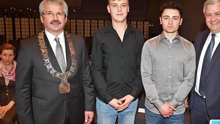Kreishandwerksmeister Manfred Amon (l.) und Vizepräsident der Handwerkskammer für Oberfranken Matthias Graßmann (r.) gratulierten den Prüfungsbesten Andreas Herderich (Zweiter v. r.) und Leon Martin. Foto: Ronald Rinklef