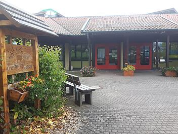 Um die Montessori-Schule dauerhaft in der Gemeinde Sandberg zu halten wird der Verkauf des Schulgebäudes an die Montessori-Schule in Erwägung gezogen. Für die Sandberger Grundschule werde dann ein Neubau erstellt. Marion Eckert