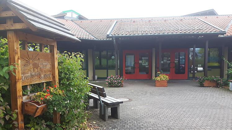 Um die Montessori-Schule dauerhaft in der Gemeinde Sandberg zu halten wird der Verkauf des Schulgebäudes an die Montessori-Schule in Erwägung gezogen. Für die Sandberger Grundschule werde dann ein Neubau erstellt. Marion Eckert