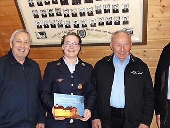 Ehrungen bei der Sollenberger Wehr; im Bild (von links) Markus Daut, Rudolf Maxbauer (beide 25 Jahre), Vorsitzende Cornelia Heid, Hans Burkard (40) und Reinhard Müller (Ehrenkommndant) Foto: Petra Malbrich