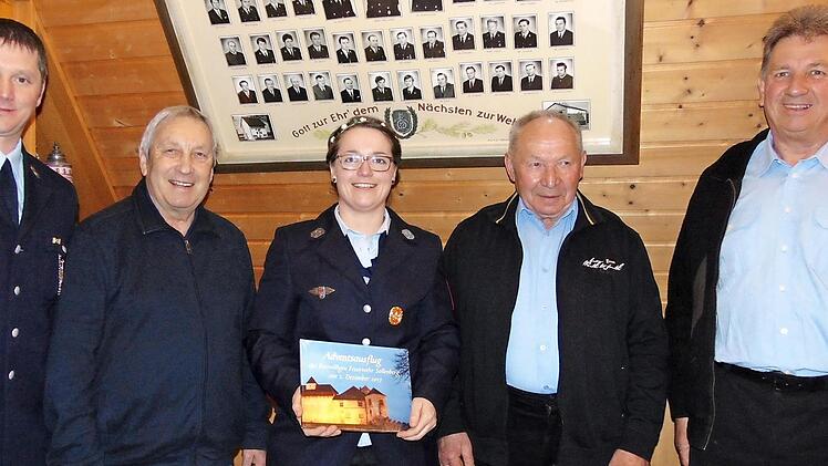 Ehrungen bei der Sollenberger Wehr; im Bild (von links) Markus Daut, Rudolf Maxbauer (beide 25 Jahre), Vorsitzende Cornelia Heid, Hans Burkard (40) und Reinhard Müller (Ehrenkommndant) Foto: Petra Malbrich