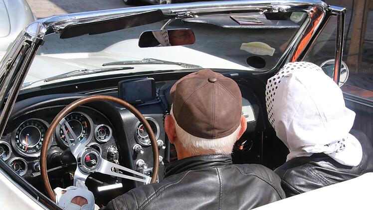 Viel Platz ist in den Cockpits der historischen Sportwagen meist nicht.Matthias Einwag