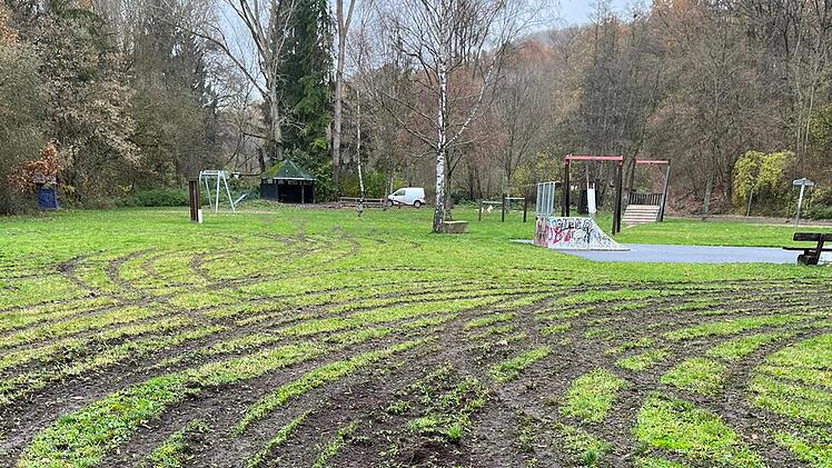 Zeil am Main: Unbekannte Vandalierer driften über Spielplatz - "Ist eine Schweinerei"