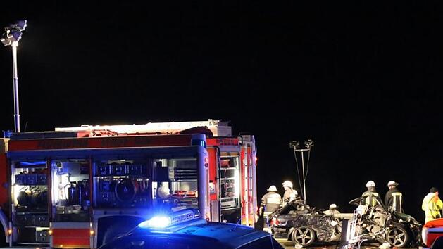 B8 bei Neustadt Aisch voll gesperrt: Crash im Gegenverkehr - mehrere Verletzte in Klinik