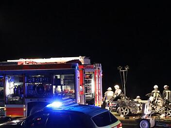 B8 bei Neustadt Aisch voll gesperrt: Crash im Gegenverkehr - mehrere Verletzte in Klinik