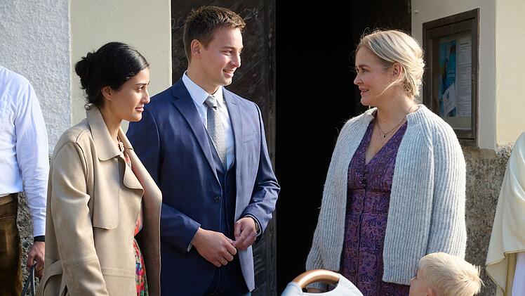 Greta (Sogol Faghani, links) und Ferdinand Junghans (Timmi Trinks) freuen sich, dass Hebamme Lena Lorenz (Judith Hoersch) gemeinsam mit ihrem Sohn Luis (Samuel Gerbrich) zur Taufe ihrer Tochter Daisy kommt.