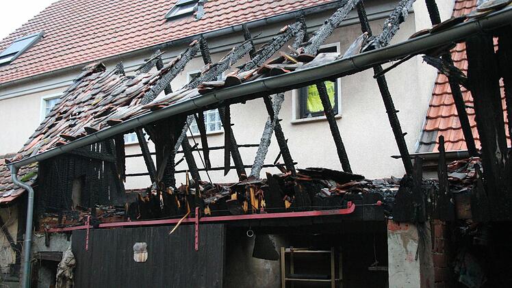Hinter dem Dachstuhltorso steht das Wohnhaus der Familie Schönberger. Es konnte vor den Flammen bewahrt werden.  Foto: S. Paulus