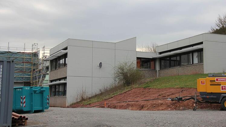 Die Umbaumaßnahmen an der Einhard-Volksschule in Euerdorf kommen gut voran. Auch die Gemeinde Ramsthal muss sich an den Kosten beteiligen. Foto: Gerd Schaar