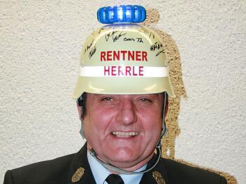 Emil rottenberger ist "in Rente". Von seinen Feuerwehrkameraden aus Burkardroth hat er diesen Helm zum Abschied bekommen. Foto: Gabriele Sell