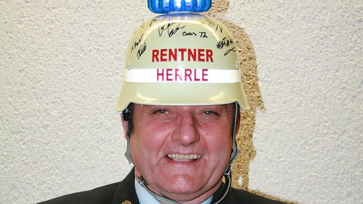 Emil rottenberger ist "in Rente". Von seinen Feuerwehrkameraden aus Burkardroth hat er diesen Helm zum Abschied bekommen. Foto: Gabriele Sell