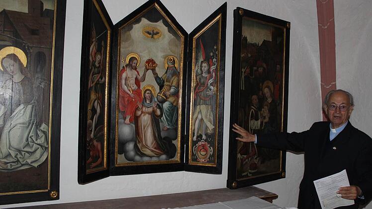 Veit Dennert erklärt den gotischen Flügelaltar im Vorraum des Skriptoriums.