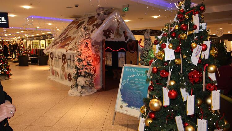Um zu helfen, nimmt man sich entweder eine Karte vom Baum und bezahlt im Ertl-Zentrum oder man überweist einen Betrag bei der Sparkasse. Foto: Nadine Nüsslein